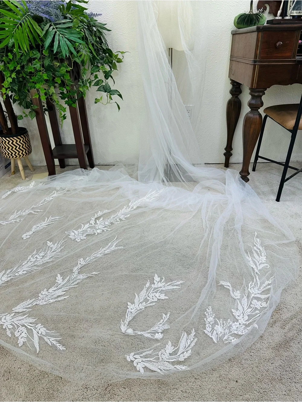 Elegant Long Bridal Veil in White - Classic Sheer Tulle